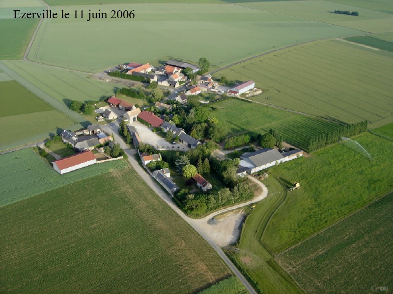 Vue aérienne d'Ezerville, hameau de Roivilliers (cliché de 2006)