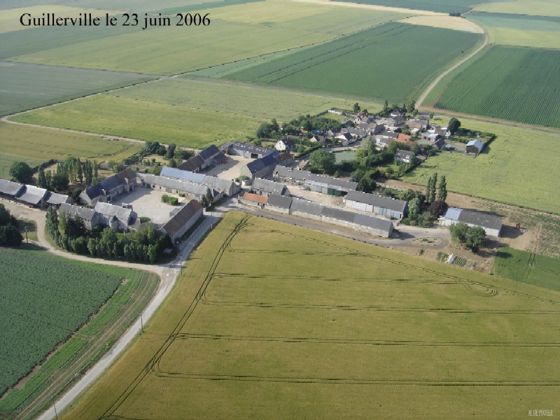 Vue aérienne de Guillerville, hameau de Saint-Escobille (cliché de 2006)