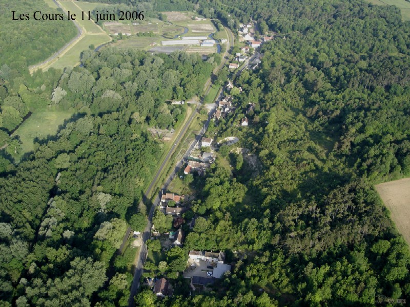 Vue aérienne des Cours, hameau de Saint-Hilaire (cliché de 2006)