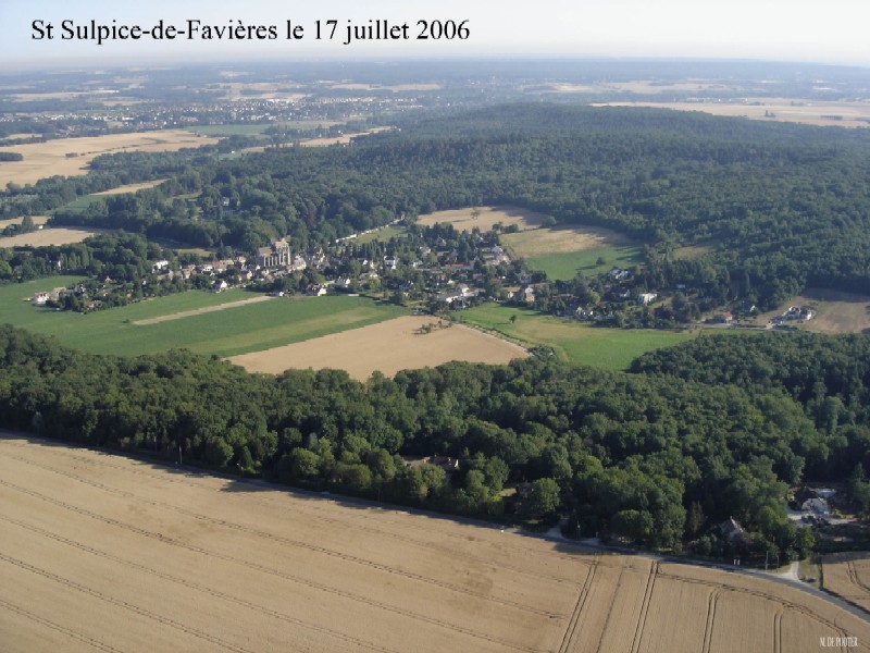 Vue aérienne de Saint-Sulpice de Favières (cliché de 2006)