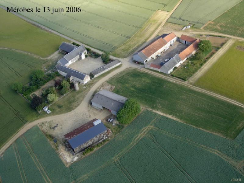 Vue aérienne de Mérobes, hameau de Sermaises (cliché de 2006)