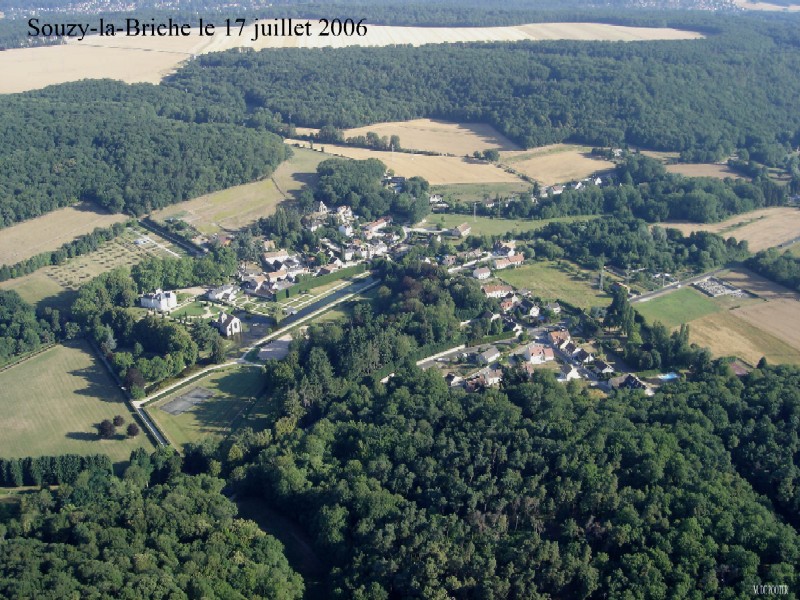 Vue aérienne de Souzy (Souzy-La Briche) (cliché de 2006)