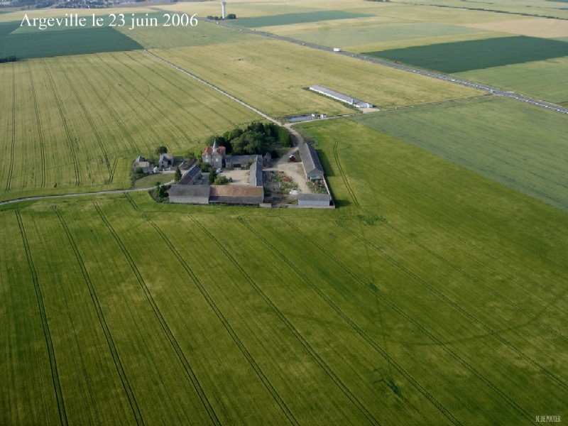 Vue aérienne d'Argeville, hameau de Thignonville (cliché de 2006)