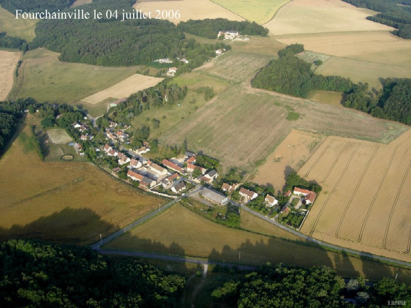 Vue aérienne de Fourchainville, hameau de Villeconin (cliché de 2006)