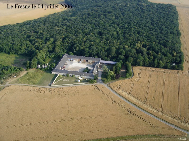 Vue aérienne du Fresne, écart de Villeconin (cliché de 2006)
