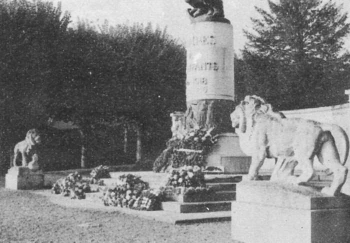 Le monuments aux morts d'Etampes le 11 novembre 1968