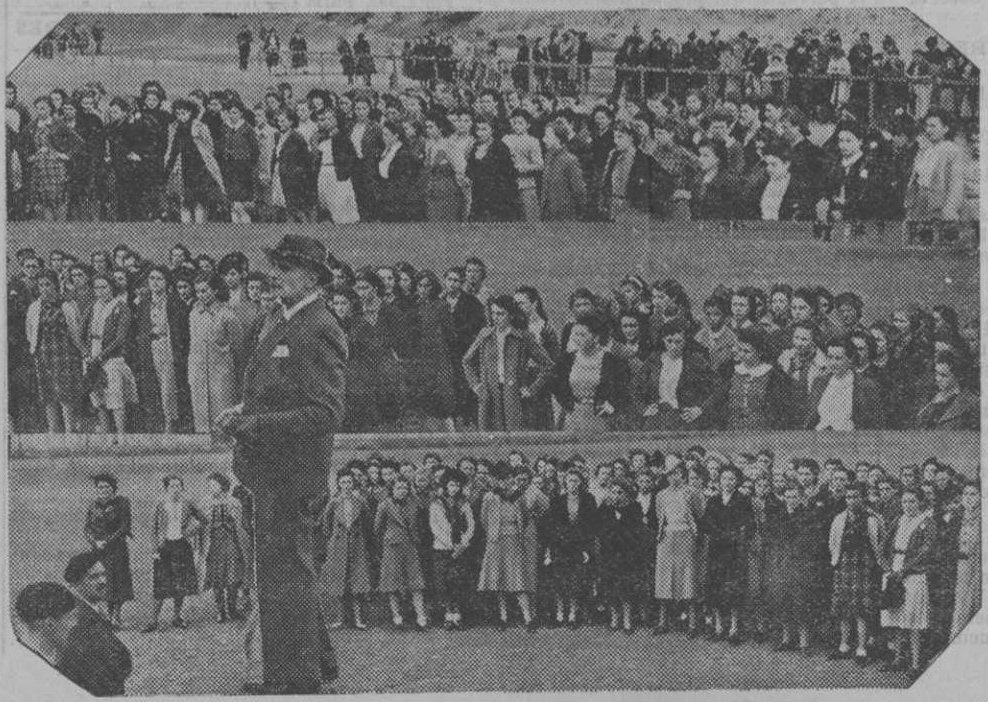 Les jeunes filles d'Etampes sur le terrain du Stade (Photo Rameau, 15 septembre 1940)