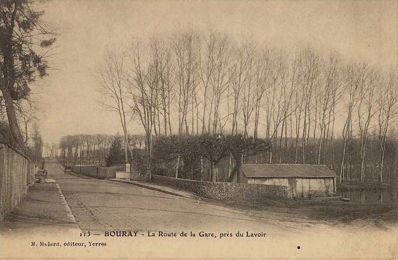 Bouray (carte postale Mulard n&deg;113: La Route de la Gare, pr&egrave;s du Lavoir