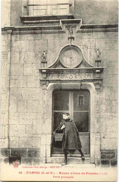 L'Hôtel d'Anne de Pisseleu, épicerie au début du 20e siècle (carte postale de Paul Allorge n°48)
