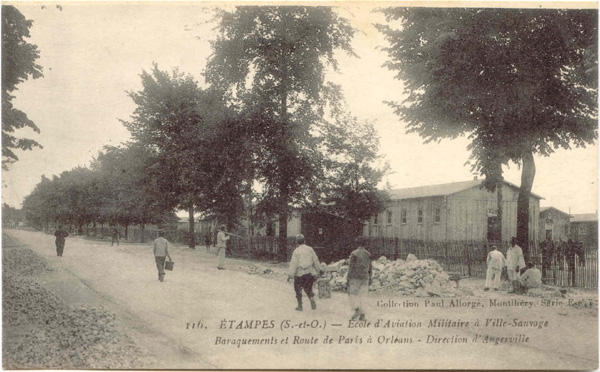 Ecole d'aviation militaire de Ville Sauvage baraquements et route de Paris