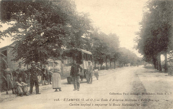 Ecole d'aviation militaire de Ville Sauvage, camion à empierrer la RN