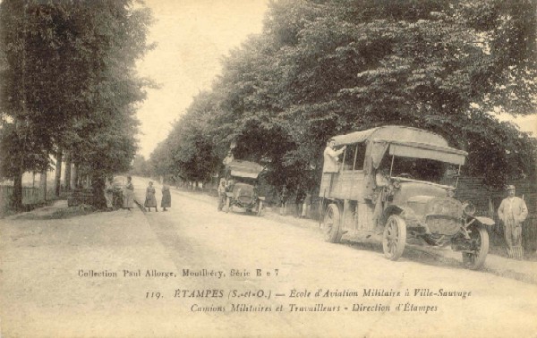 Ecole d'aviation militaire de Ville Sauvage. Camions militaires et ouvriers