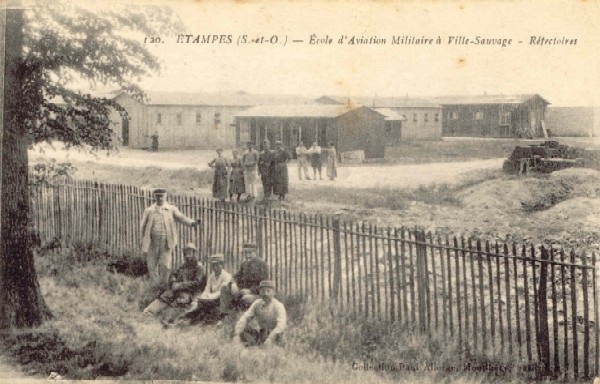 Ecole d'aviation militaire de Ville Sauvage. Camions militaires et ouvriers