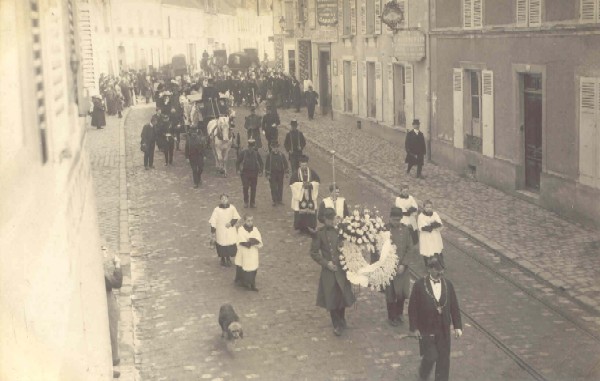 Cortège funèbre de Suzanne Bernard (carte-photo Rameau)