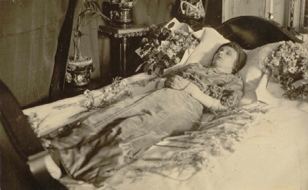 Suzanne Bernard sur son lit de mort (carte-photo Rameau)