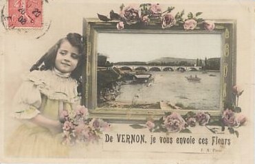 Enfant et composition fleurie autour du pont de Vernon
