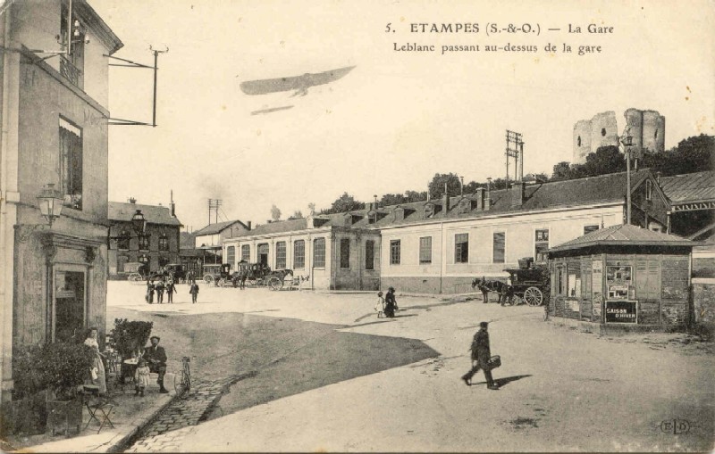 Configuration de la place de la gare à cette époque