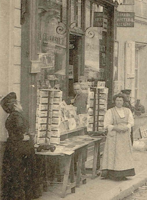 La librairie Flizot à Étampes en 1910 (carte postale Rameau n°192)