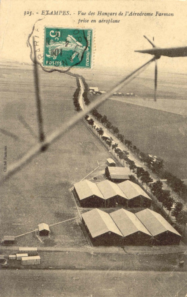 Rameau n°325: Vue des hangars de l'aérodrome Farman prise en aéroplane