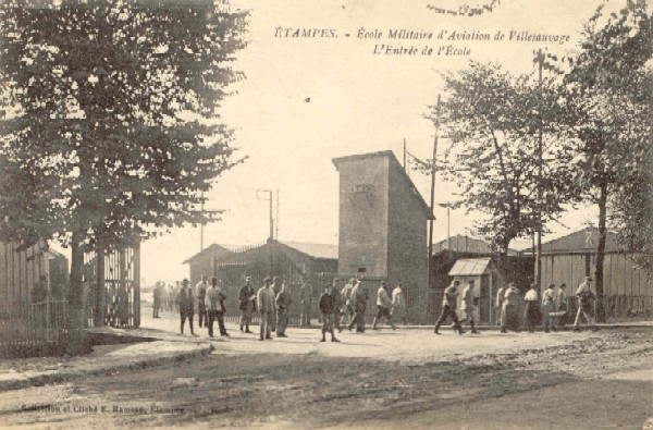 Ecole militaire d'aviation, entrée