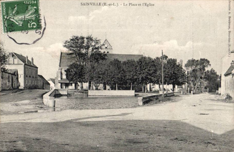 La place et l'église de Sainville