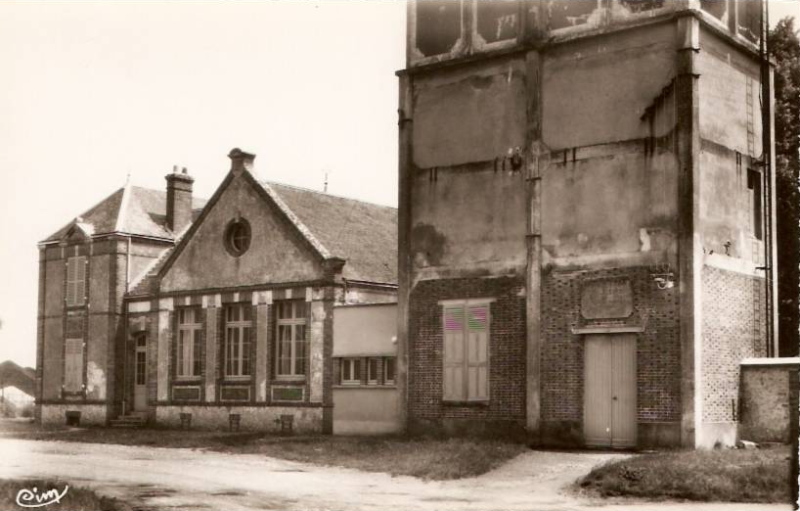 Château d'eau et école de Sainville