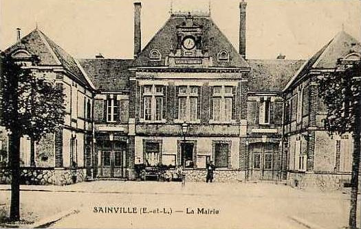 Mairie et Poste à Sainville