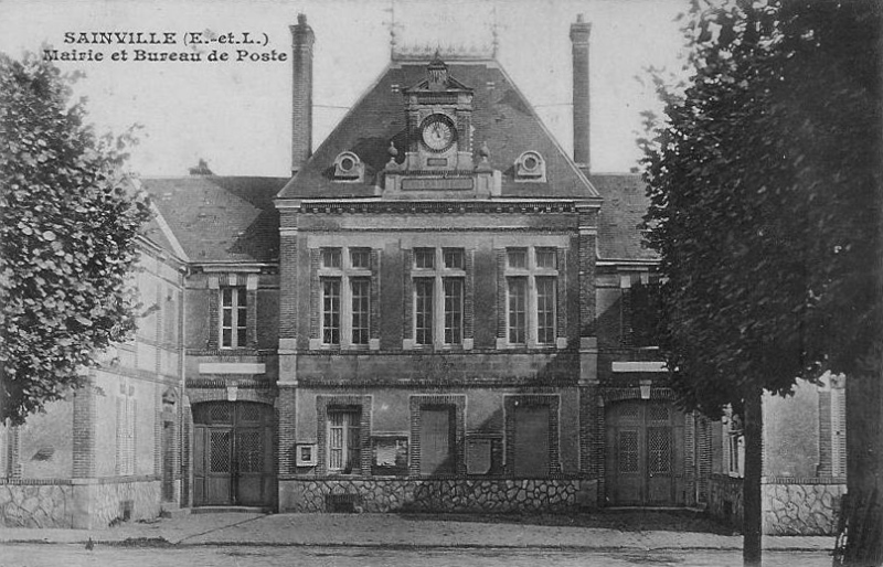 Mairie et Poste à Sainville