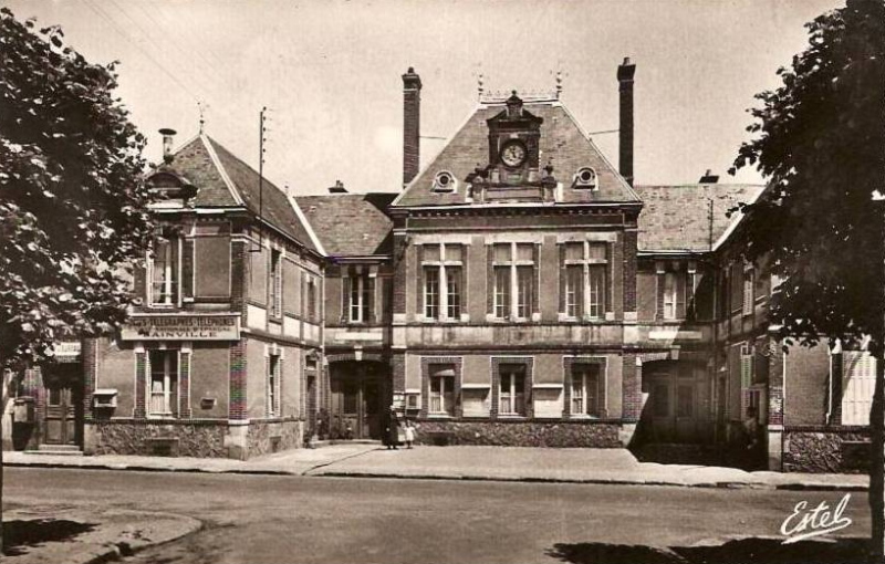 Mairie et Poste à Sainville