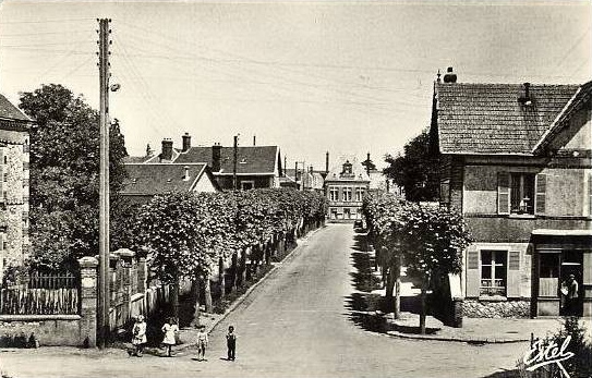 Place et avenue de la Gare à Sainville