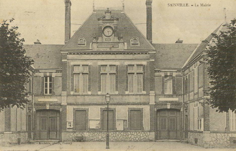 Mairie et Poste à Sainville