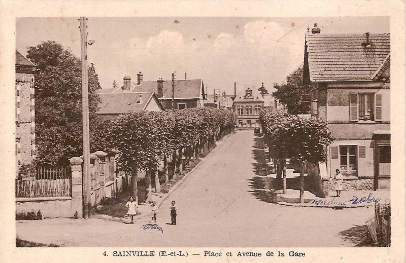 Mairie et Poste à Sainville