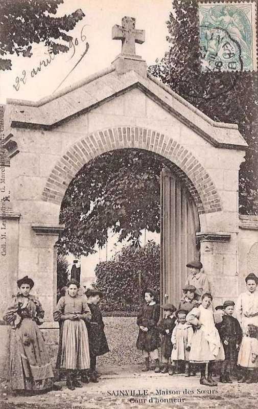 Cour d'honneur de la maison des soeurs à Sainville